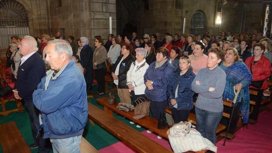 Asistentes a una de las misas celebradas ayer en la iglesia del convento de Vista Alegre. // Noé Parga