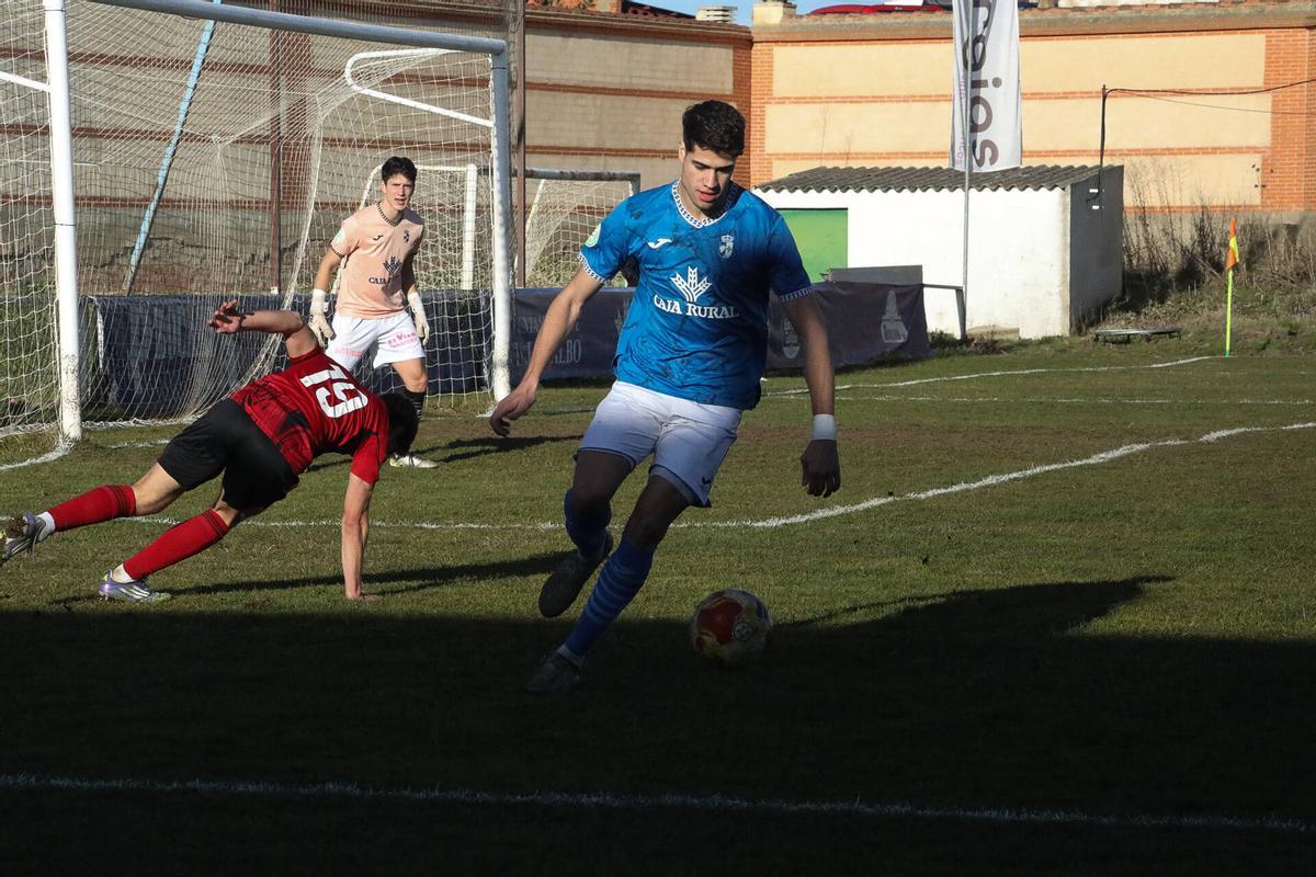 La defensa del CD Villaralbo corta un avance del CD Mirandés "B".