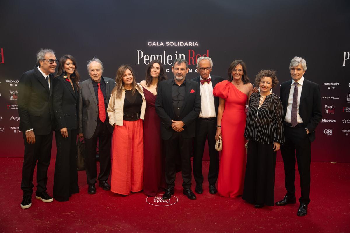 Joan Manel Serrat y Oscar Camps. Photocall de la 16a Gala Solidaria People in Red, presidida por el Dr. Bonaventura Clotet, en el MNAC. Barcelona. 11/05/2026. Cultura.  AUTOR: Marc Asensio.         Barcelona, Catalunya, España, Gala Solidaria People in Red, Dr. Bonaventura Clotet, cultura, influencers, photocall, enfermedades infecciosas, Jaume Collboni, ajuntament de Barcelona