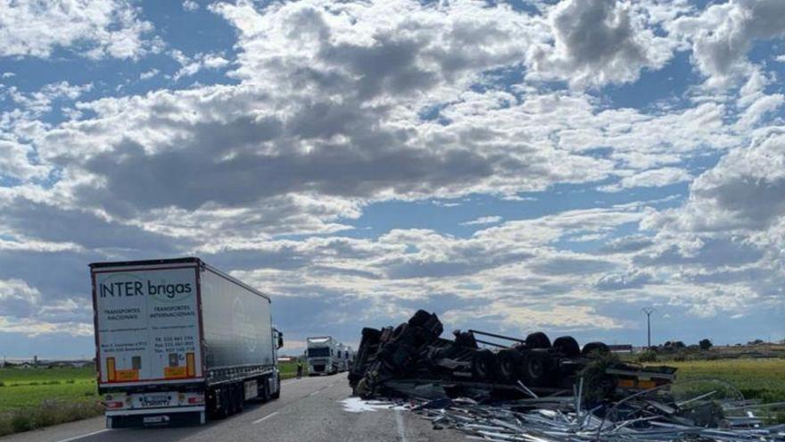 Un camión vuelca al salirse de la vía en Bujaraloz