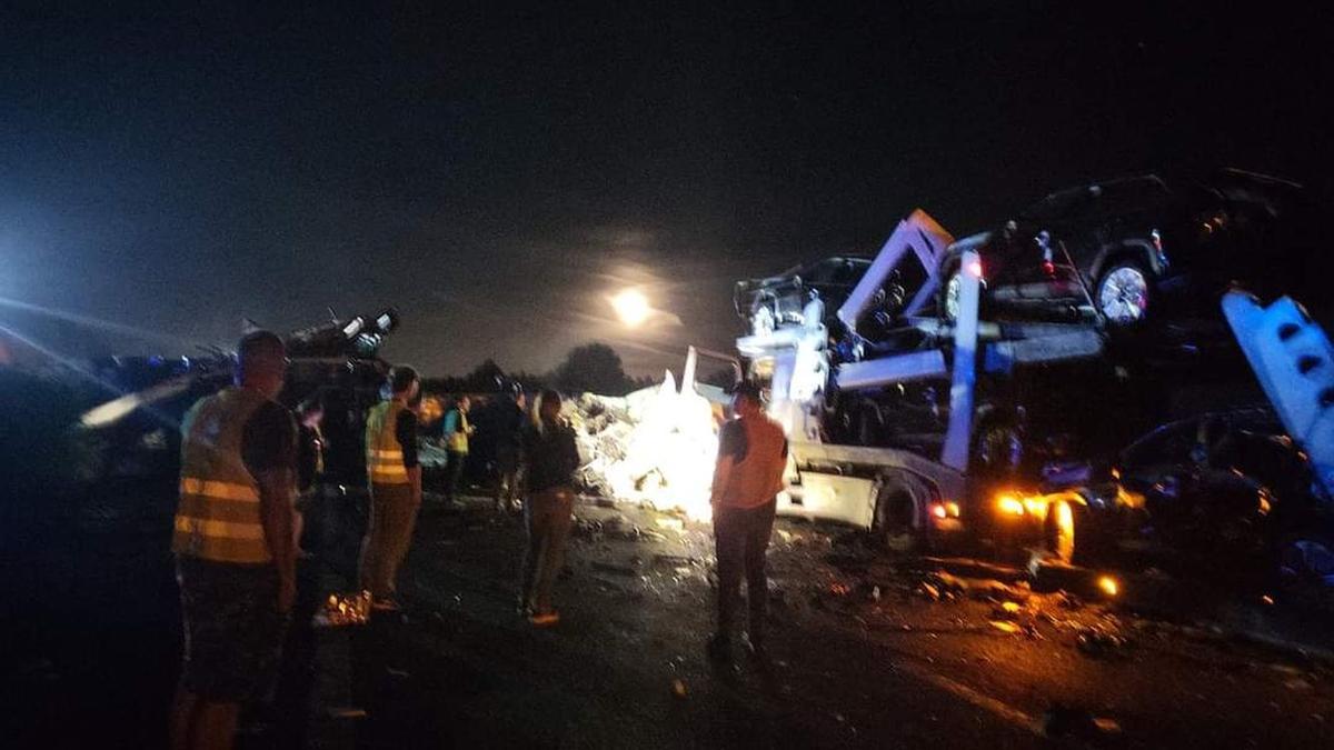 Imagen del accidente que ha obligado a cortar la AP-7 a su paso por Vinaròs la noche de este miércoles.