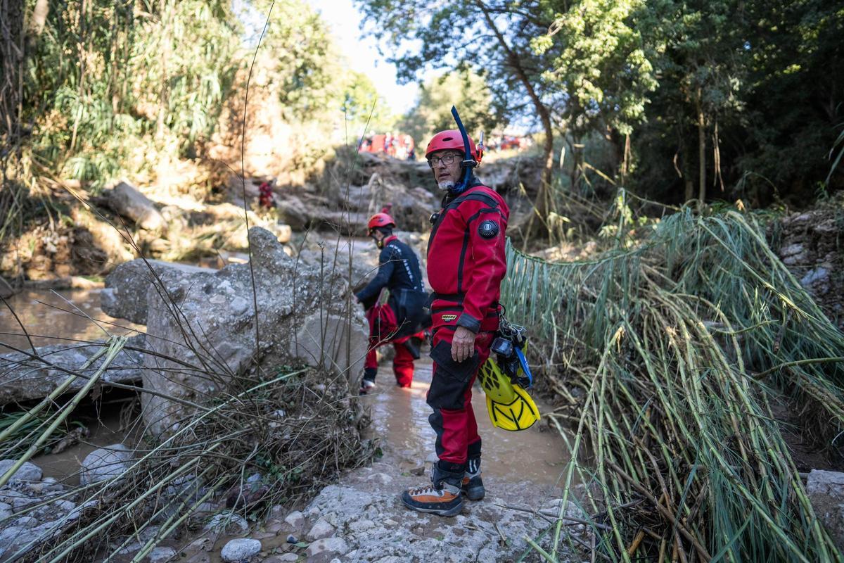 Los bomberos intensifican en Mediona la búsqueda del padre del menor hallado muerto
