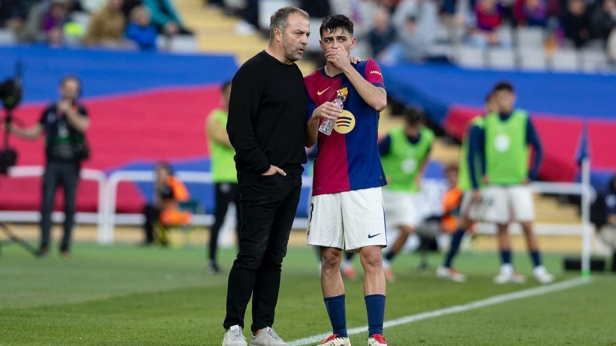 Flick conversa con Pedri en el transcurso del partido entre el Barça y la UD Las Palmas