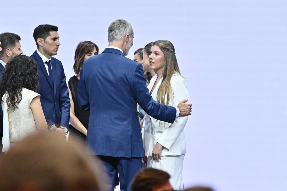 En imágenes | Los reyes Felipe VI y Letizia, junto a la princesa Leonor, arropan a la infanta Sofía en su primer discurso en solitario en Zaragoza En imágenes | Los reyes Felipe VI y Letizia, junto a la princesa Leonor, arropan a la infanta Sofía en su primer discurso en solitario en Zaragoza