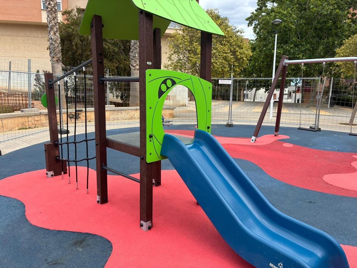 El Ayuntamiento de Llíria finaliza la renovación integral de tres de sus principales parques infantiles.