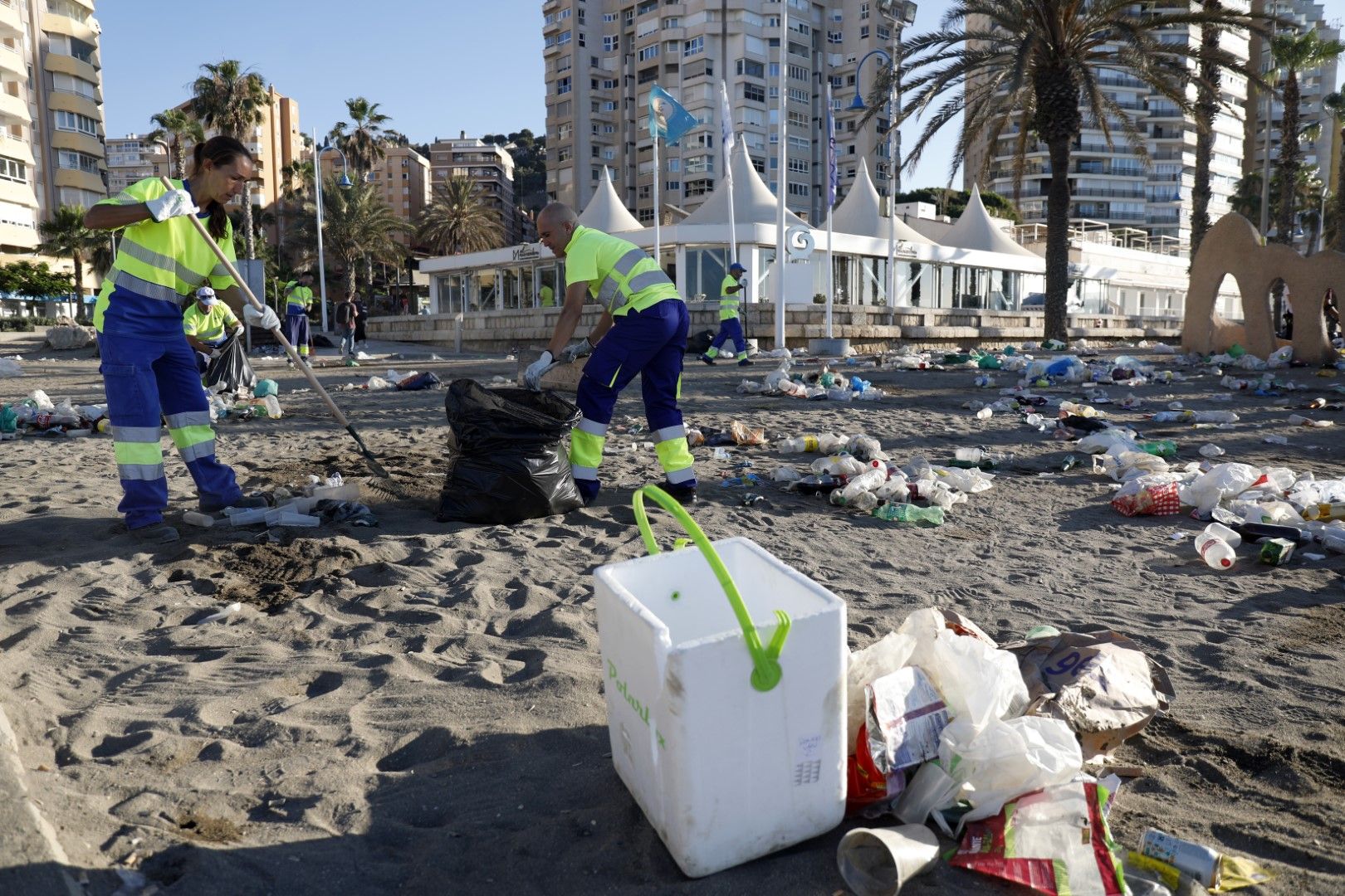 Limpieza en las playas de Málaga tras la noche de San Juan