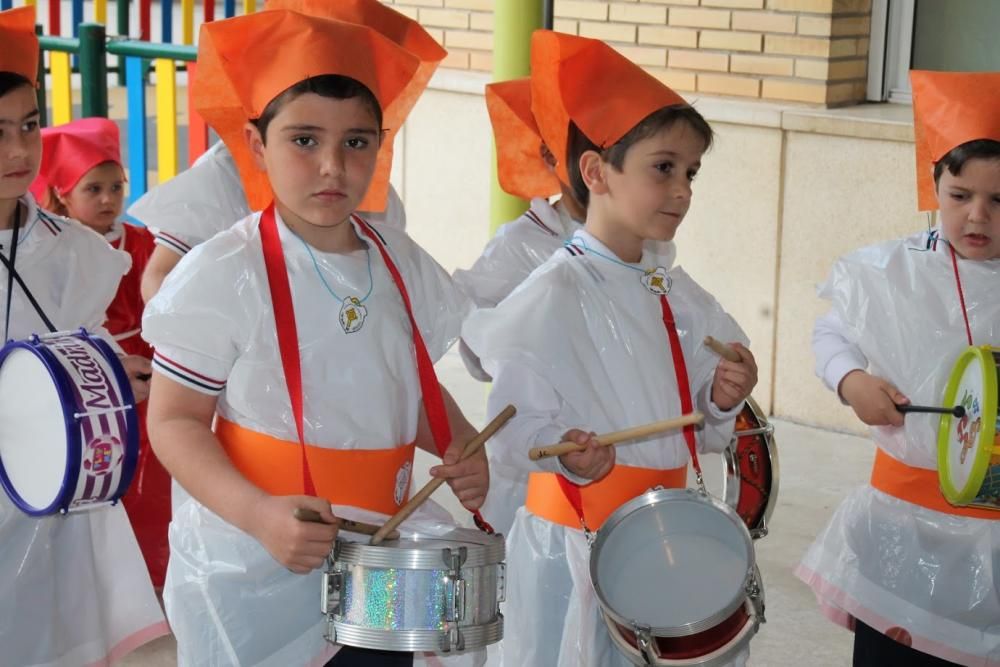 Procesión de los alumnos de Primaria e Infantil del colegio Adoratrices de Cartagena