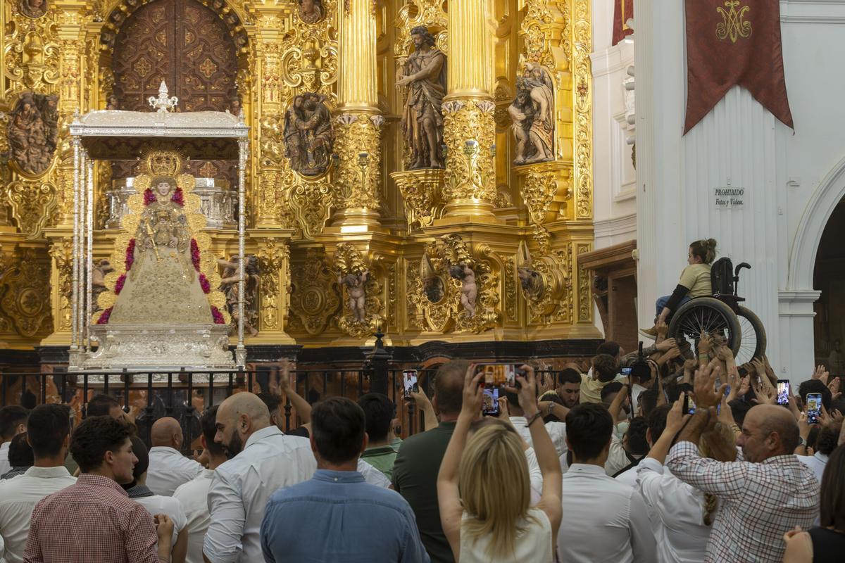 Los almonteños han saltado la reja a las 3:02 horas. Los almonteños han saltado la reja a las 3:02 horas.