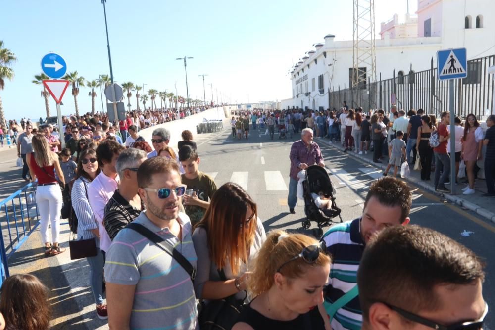 Colas para ver el portaviones 'Juan Carlos I'.