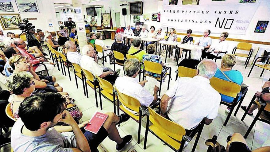 Los representantes de las entidades vecinales, ayer ante un nutrido grupo de residentes.