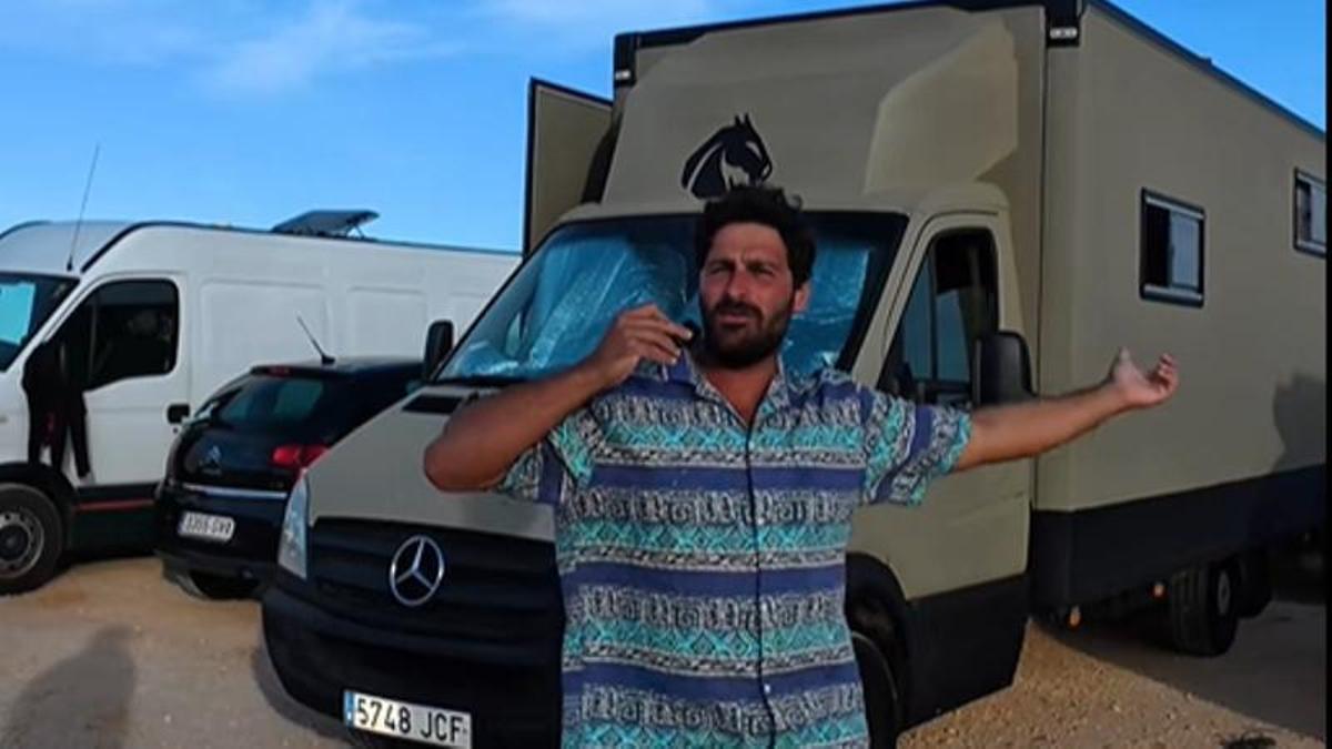 José Antonio, funcionario: "No pago hipoteca, agua ni luz. Vivo en 12 m² dentro de este camión".