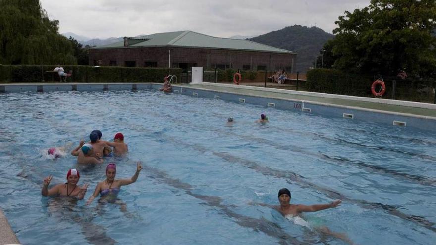 Usuarios en las piscinas de Riaño, durante la pasada temporada de baños.