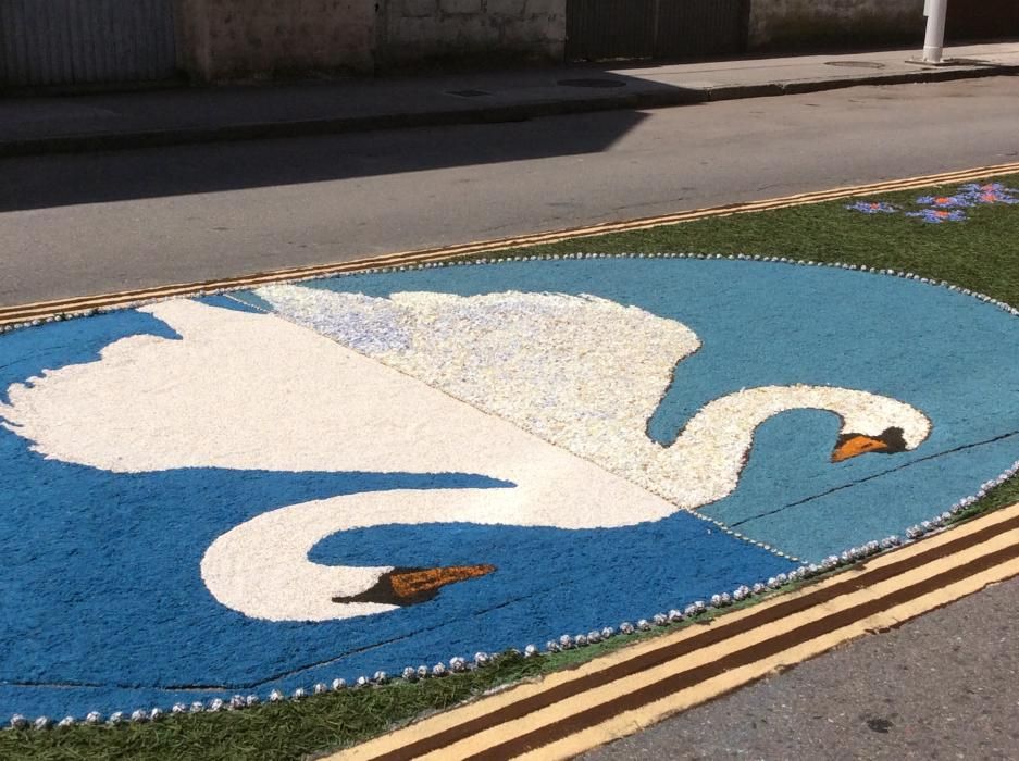 Cuando aún quedan varias horas para la procesión del Corpus las calles de Bueu ofrecen ya su mejor aspecto