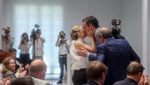 El presidente del Gobierno, Pedro Sánchez, y la vicepresidenta segunda, Yolanda Díaz, se besan en el acto de presentación del PERTE de economía social y de los cuidados, este 27 de mayo de 2022, en la Moncloa.