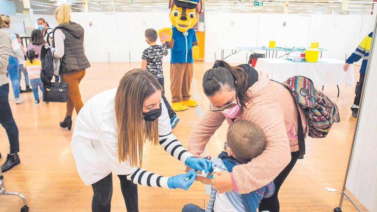 Una sanitaria vacuna a un niño, en el centro La Rambla de Cartagena.