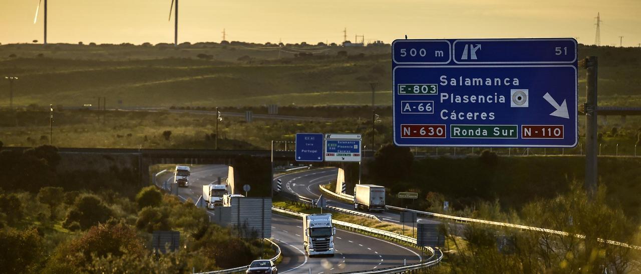 Trafico en la Ex-A1, que une el norte de la provincia de Cáceres, desde Navalmoral de la Mata, con Portugal, ayer a la altura de Plasencia.