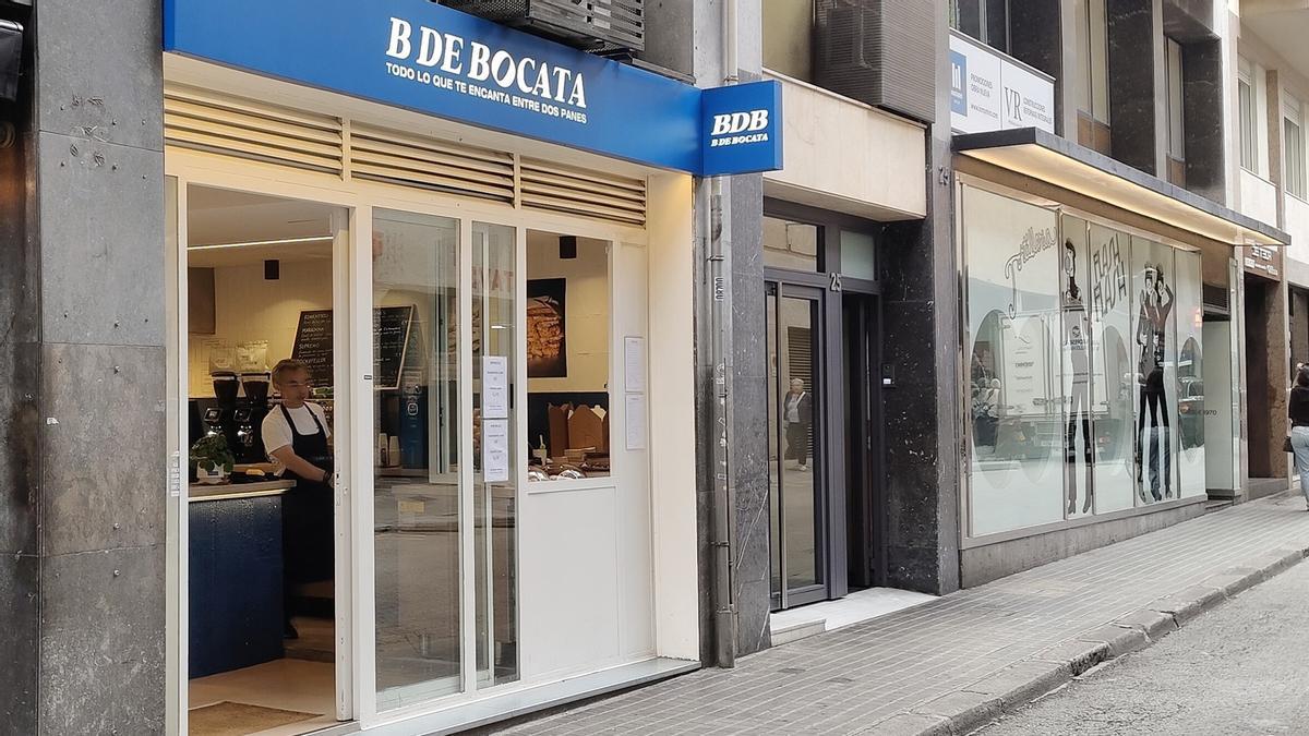 B de Bocata ocupa un local sencillo en la calle de La Granada del Penedès.