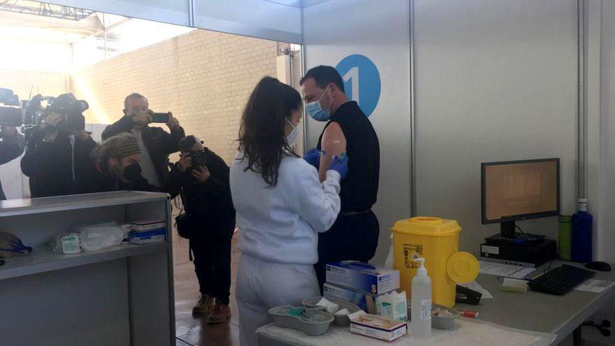 José Manuel García, el primer vacunado de 55 años en Ibiza
