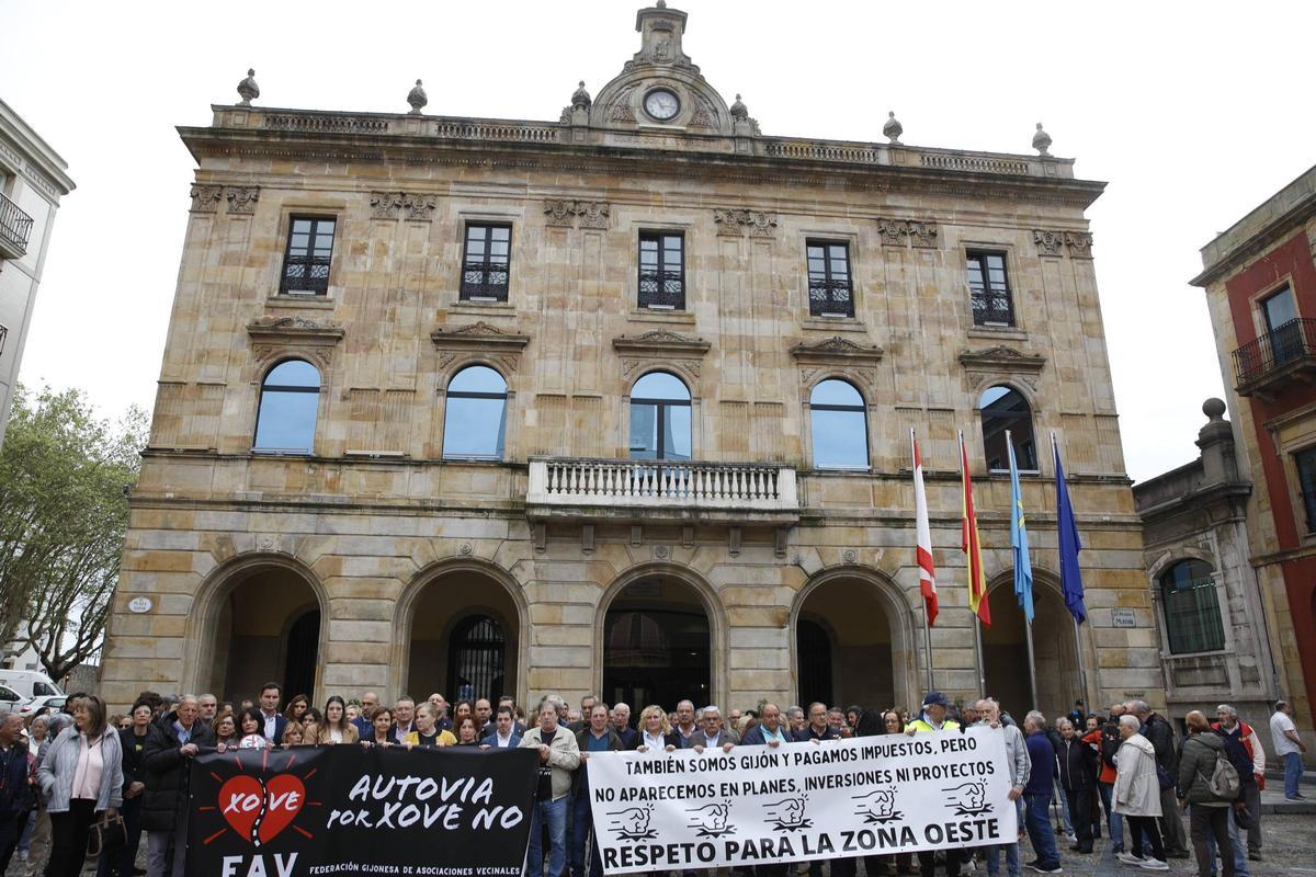 En imágenes: Así fue la protesta en la Plaza Mayor contra el vial de Jove