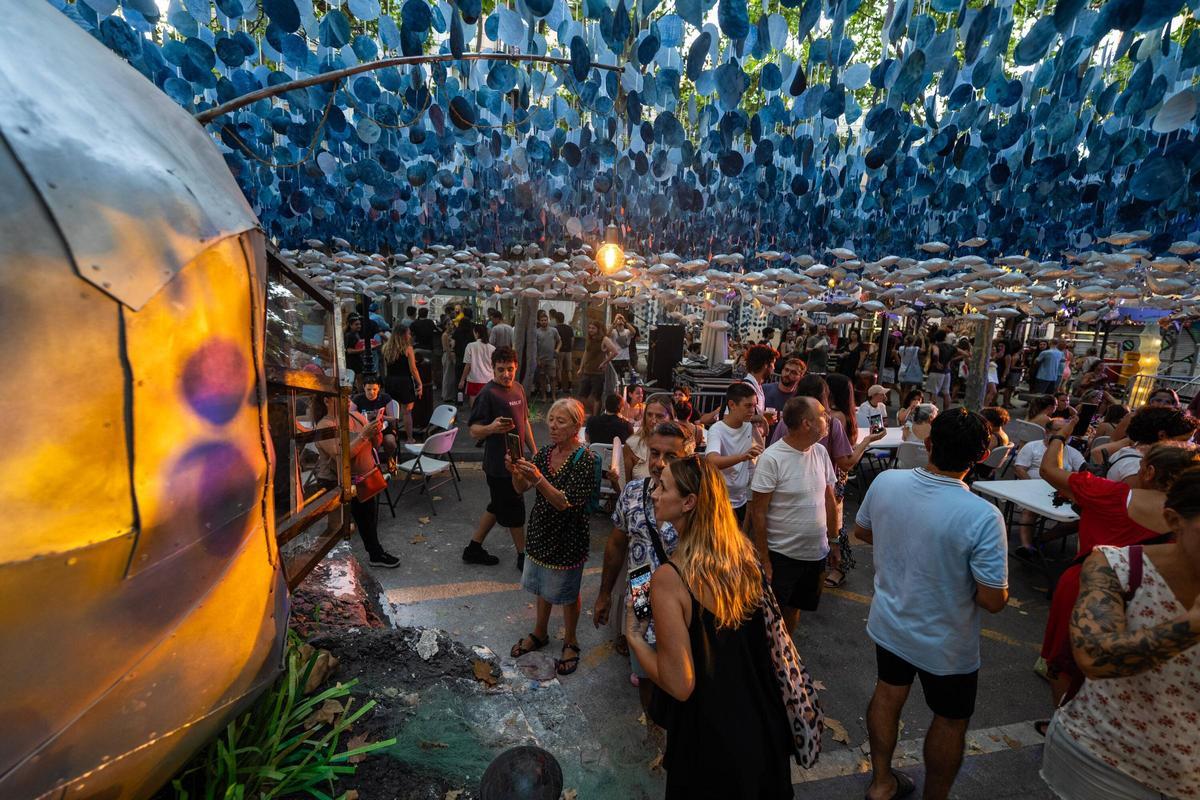 Gràcia premia a la plaza Rovira i Trias por su homenaje a Antònia Font como la calle mejor decorada de las fiestas de 2026