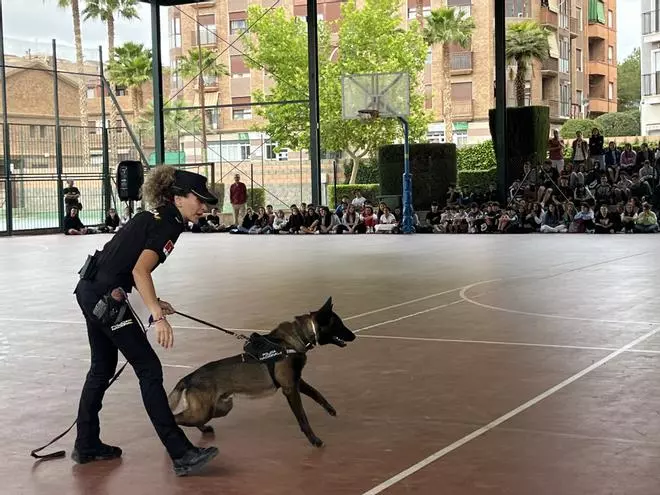 Los estudiantes de Petrer conocen la labor de los perros policía