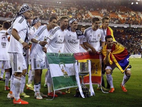 Los jugadores del Real Madrid celebran la victoria en la final de la Copa del Rey