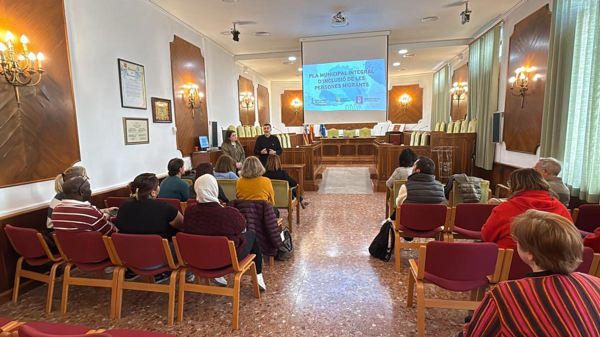 Asistentes a la presentación del plan en el salón de plenos del ayuntamiento.