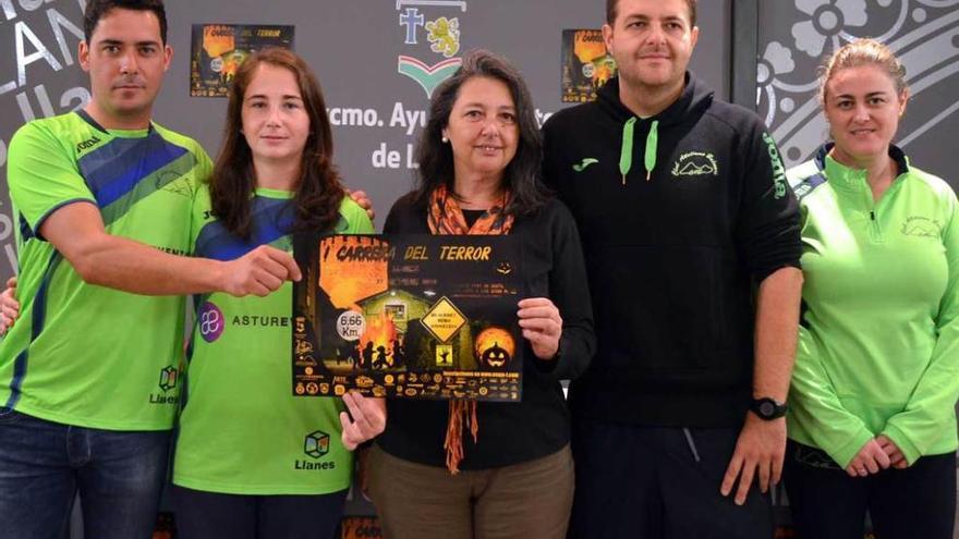 Por la izquierda, David Abad, Carla Fernández, Marisa Elviro, Octavio Martín y Beatriz Molleda, durante la presentación de la carrera, ayer.