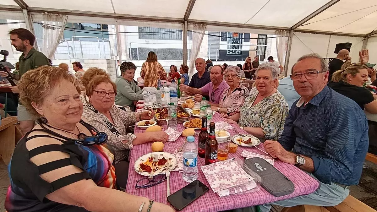 La gran fabada de la comida en la calle de Llanera sabe a gloria: "Aquí siempre se está a gusto"