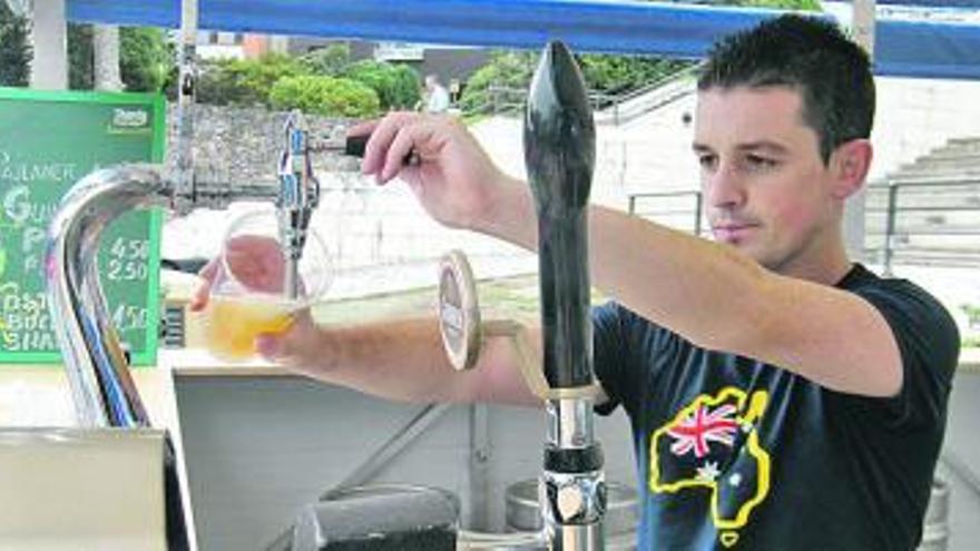Ricardo García, ayer, tirando una  caña en uno de los puestos del festival cervecero de  Candás. | g. bengoa