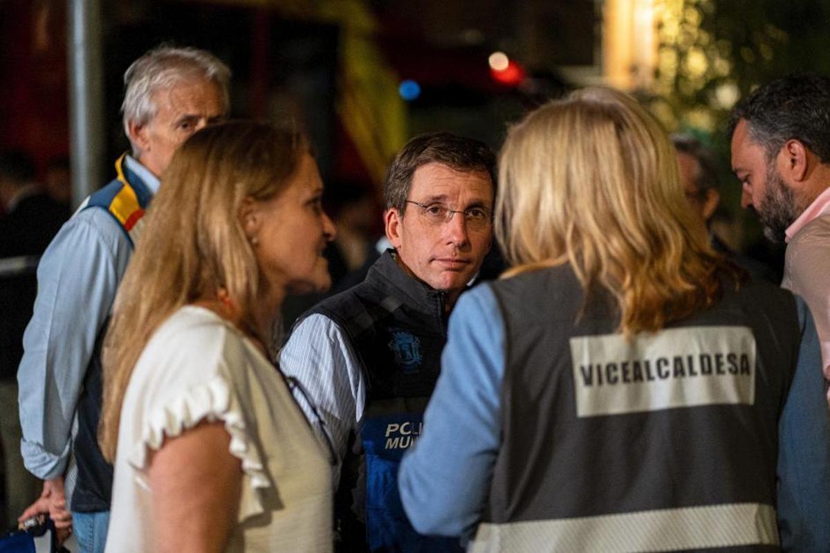 El alcalde de Madrid, José Luis Martínez-Almeida, en las inmediaciones del edificio derrumbado en Hileras, 4.