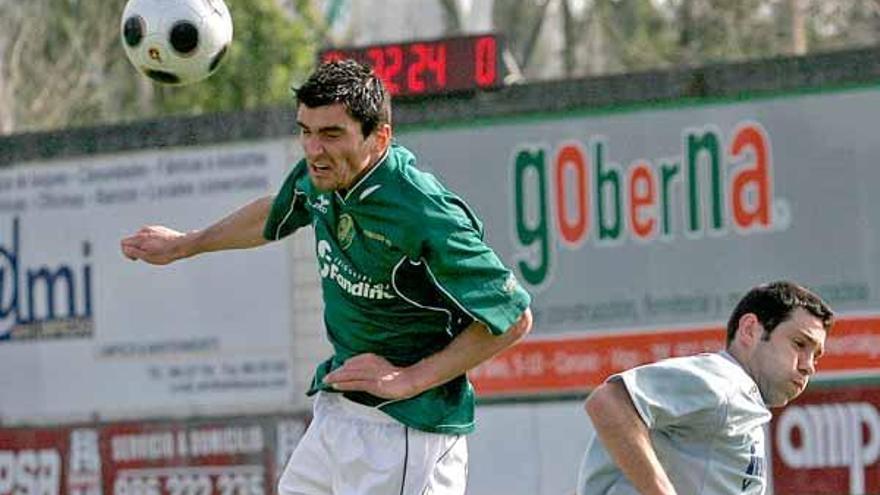 Un jugador del Coruxo cabecea un balón aéreo, durante un partido en O Vao.