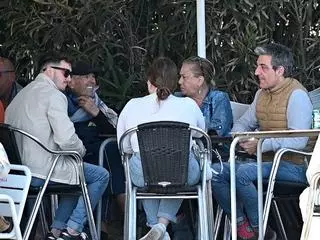 Julián Muñoz disfruta del buen tiempo con Mayte Zaldívar y su pareja, Fernando Marcos
