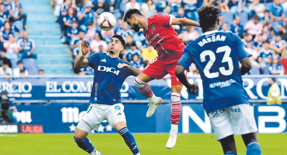 Luis Muñoz gana a un rival en la disputa de un balón aéreo.