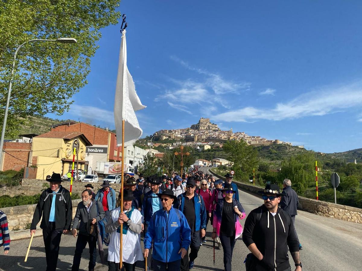 Decenas de romeros partieron desde la Basílica Arciprestal de Morella con dirección al santuario de Vallivana.