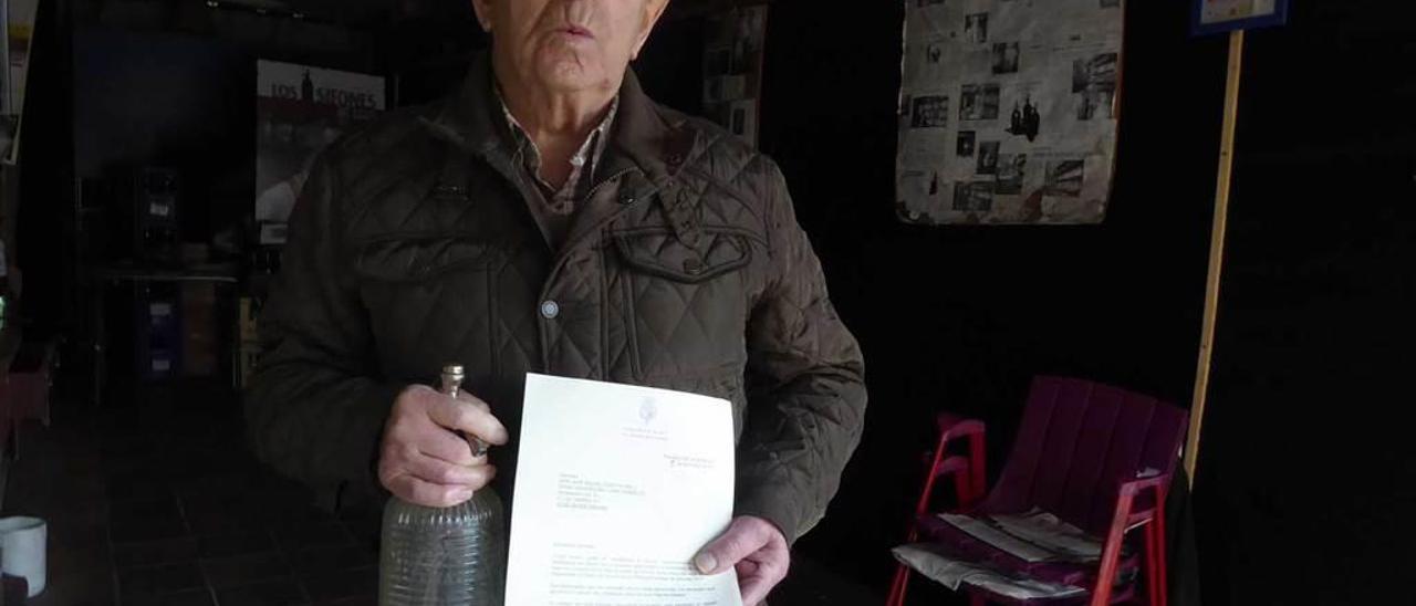 Aurelio Cuesta con un sifón parecido al que entregó a los Reyes y el documento de agradecimiento.