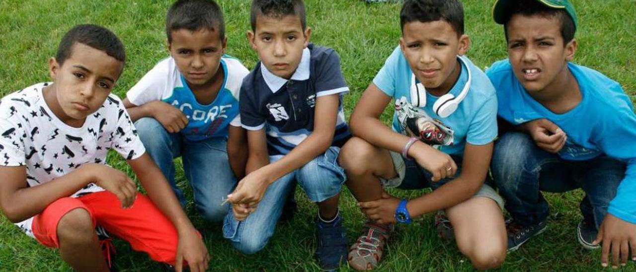 Un grupo de niños saharauis, tras jugar un partido de fútbol.