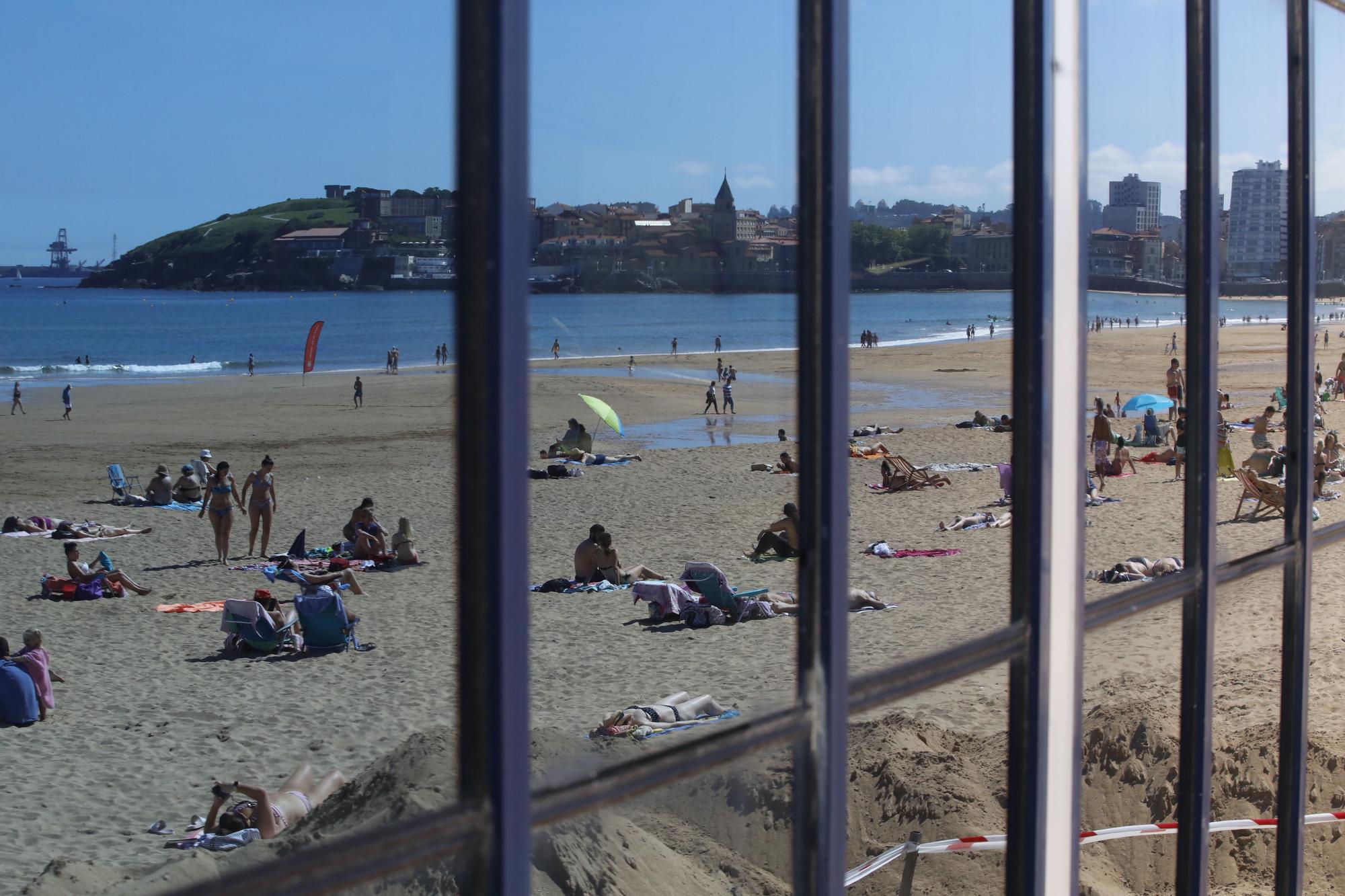 Día de sol y calor en Gijón para llenar las playas