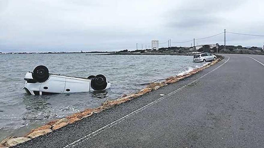 Dos coches caen al mar en Formentera