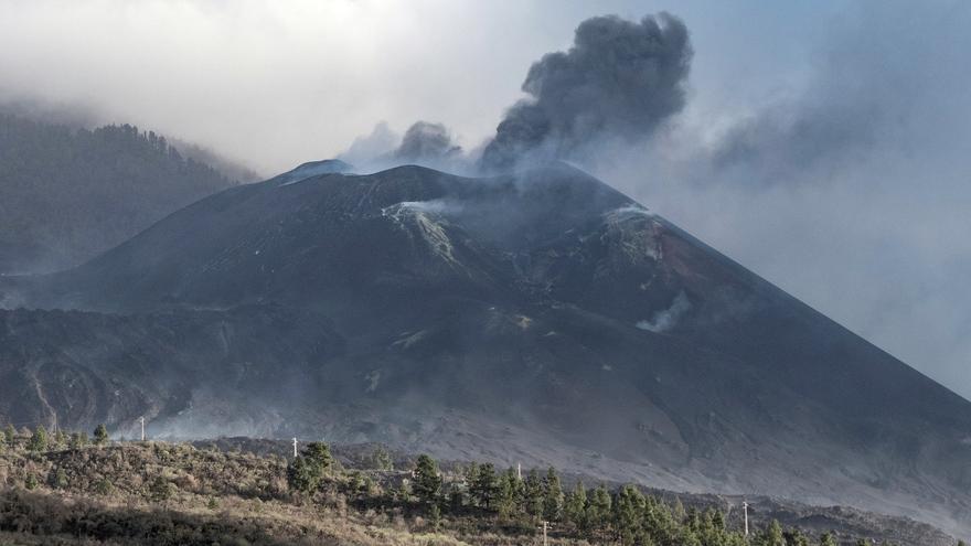 La colada sur del volcán de La Palma se reactiva, aunque discurre de forma lenta