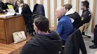 Cuatro presuntos furtivos de Baiona se sientan en el banquillo: «Había una actividad continuada y reiterada de extracción de percebe sin control alguno»