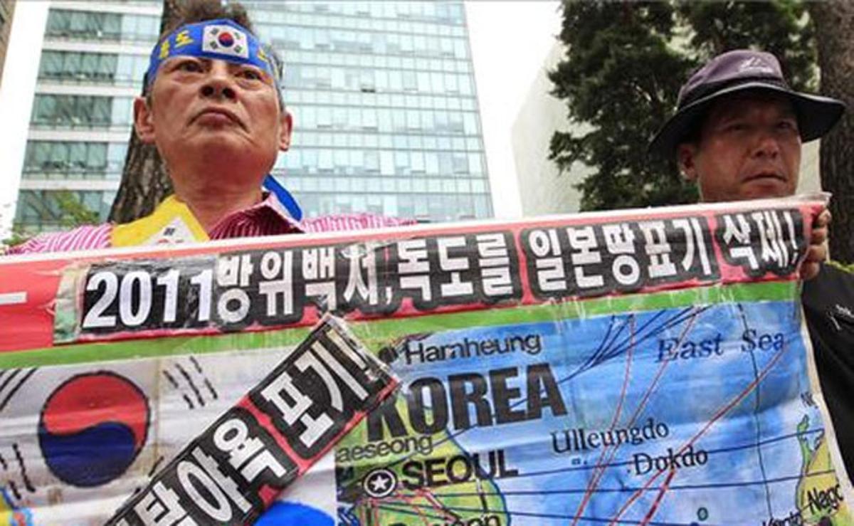 Coreans del sud assisteixen a una manifestació contra el Japó davant l’ambaixada japonesa a Seül.