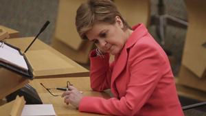 La ministra principal de Escocia, Nicola Sturgeon, durante un pleno en el Parlamento de Edimburgo.