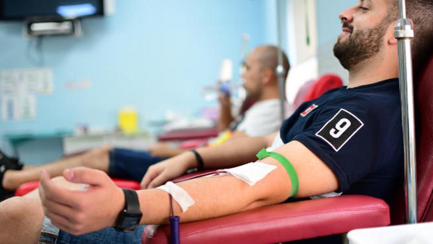 Un grupo de personas durante un proceso de donación de sangre en Canarias.