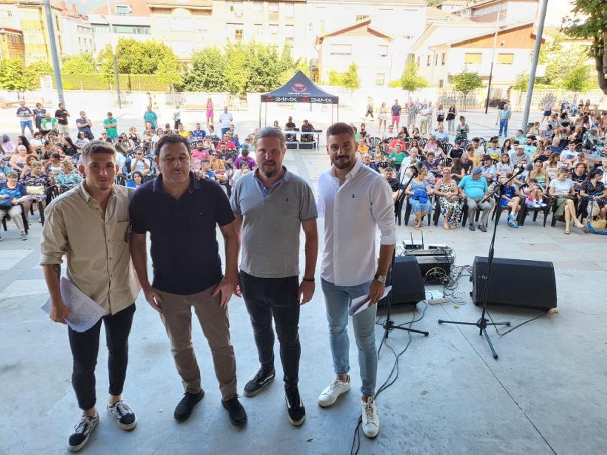 Los pregoneros, Viti Rozada y Roberto Canella, a izquierda y derecha, con el alcalde Julio García y el edil de Festejos Pablo Vázquez en el centro. | Vivas