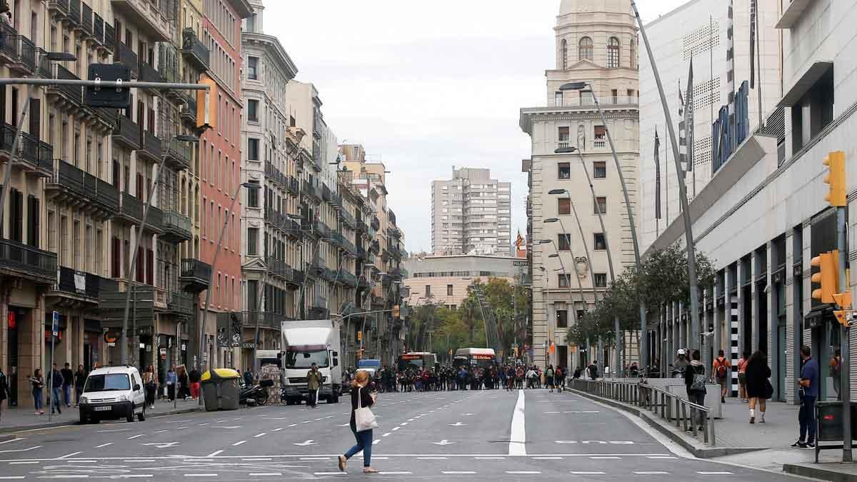 Tiendas cerradas y poco tráfico en Barcelona por la huelga general