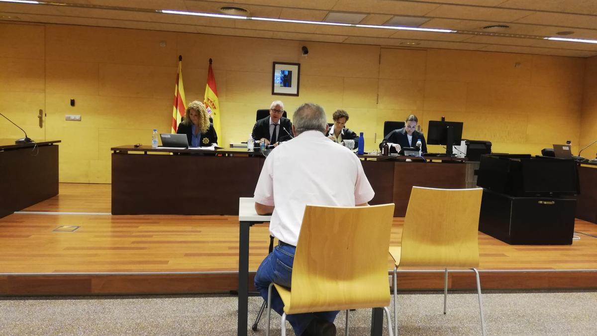 L'acusat davant el tribunal a l'Audiència de Girona