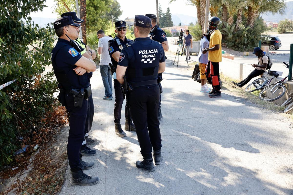 Agentes de Policía Local de Murcia, durante el nuevo desalojo de La Fica.