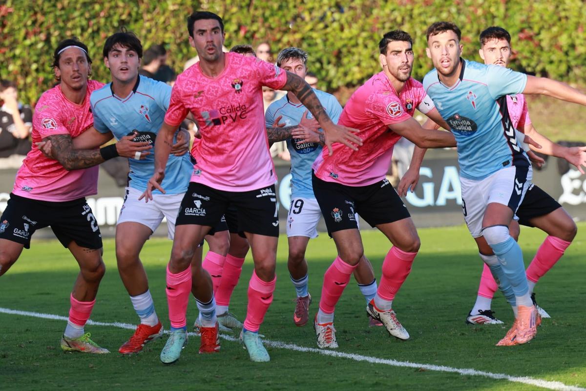 Jugadores del Fortuna y del Talavera durante un lance del partido en Barreiro