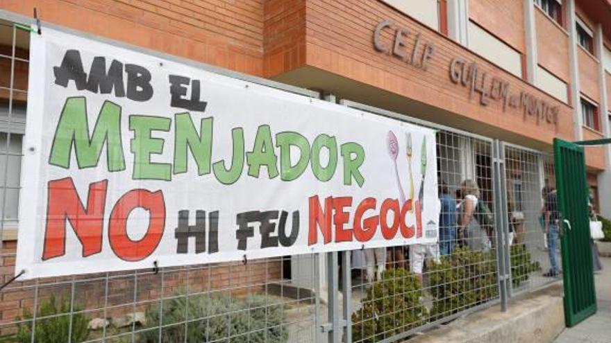 Pancarta reivindicativa al col·legi Guillem de Montgrí contra el canvi de la gestió del menjador escolar, que ha passat de l&#039;AMPA a l&#039;empresa a la qual el Consell ha adjudicat el servei.